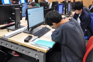 実際にノートを書く学生