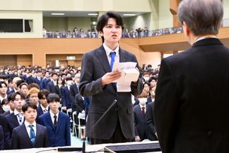新入生総代宣誓(医学部医学科 古賀隼人さん)