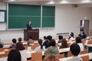 新寮生たちにメッセージを送る学生寮運営委員会運営委員長の木藤先生