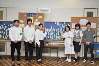塩崎さんと企画をサポートした4年生の学生たち。医療センター看護部や事務部門も企画を全面的にバックアップ