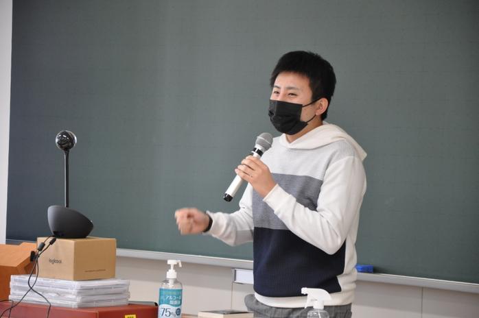 本学卒業の小説家、界達かたる氏が授業に登壇