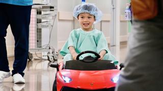 小児患者の不安軽減へ 手術室までおもちゃの車で移動する新たな取り組みを開始しました