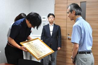 荒井副学長に表彰受賞を報告