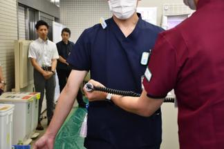 線量計を使って放射線量を測定する訓練
