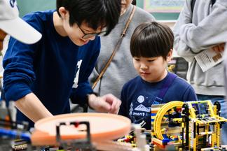 LEGO作品とボール運び装置の展示