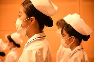 写真左：戴帽した学生