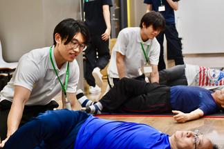 学生たちが参加者の動きをサポート