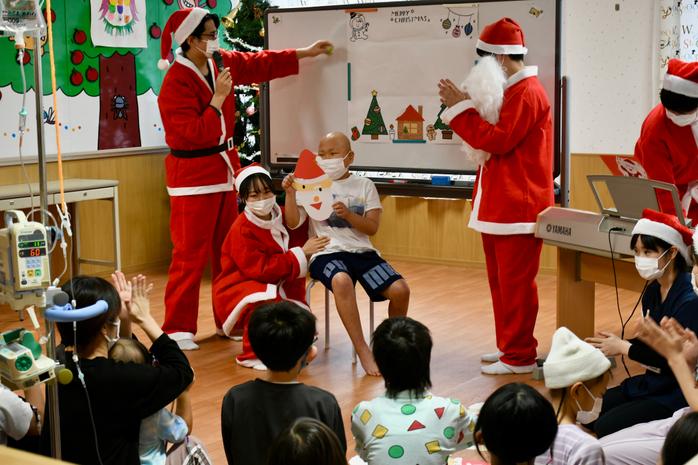 入院中の子どもたちに笑顔を　小児病棟でクリスマス会