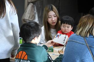 絵本カバーを使ったしおりづくり