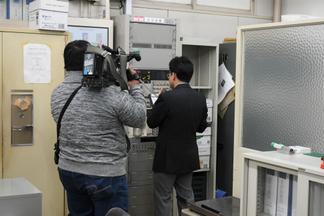 館内放送で避難指示を出す様子