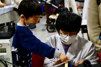 学生たちが優しくサポート