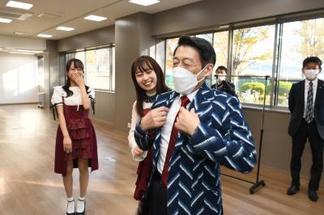 つながるめを見学する服部知事