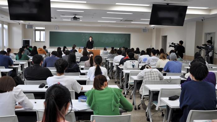 フナイム氏による特別講義を開催【文学部】