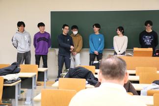 活動を通して学んだことを語る学生