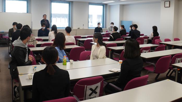 福岡サテライトで就活生・卒業生懇談会を開催