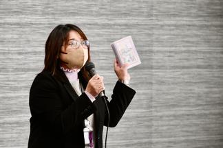 開会の挨拶をする神代英子氏（久留米市男女平等推進センター所長）