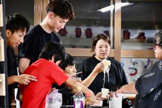 学生たちも出店担当としてお祭りをお手伝い