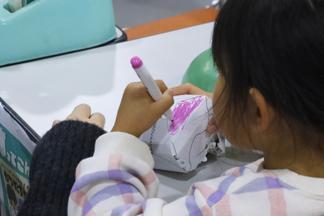 頭蓋骨の部位別に好きな色を付けていく