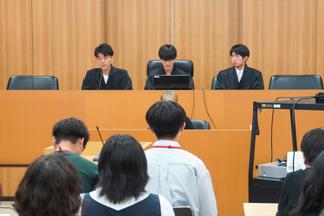 模擬法廷（法学部）では実際の判例をもとにした模擬裁判を体験していただきました