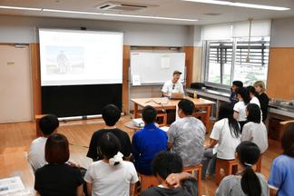 介助犬のサポートを受ける久原寛太さんの講話「ぼくとかいじょ犬」