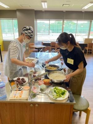 盛り付ける学生たち