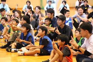 ヨッシー（吉田氏）の運動遊びに引き込まれる参加者