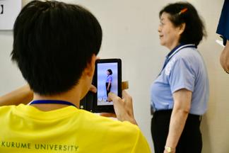 スマートフォンを使って姿勢のチェック
