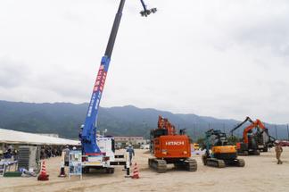 さまざまな車両を使って進む復旧作業訓練