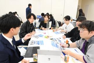 メモを取りながら真剣に話を聞きます