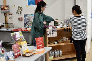 接客中の学生の皆さん