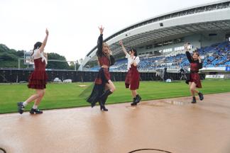 久留米絣の衣装でダンスを披露するあいくる