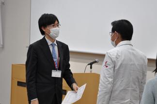 優秀賞と質問賞の渡邉 英之さん