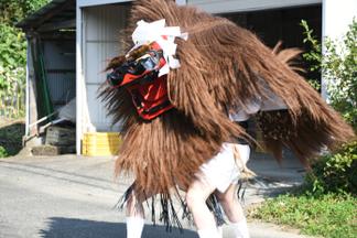 楽器や手拍子も無いなかで2頭の獅子が息を合わせて舞います
