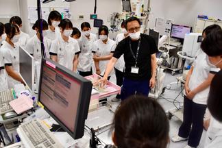看護師から高度救命救急センターの役割について説明を受ける参加者