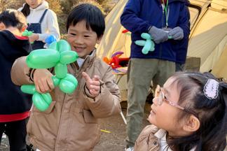 バルーンを手にして笑顔を見せる子ども