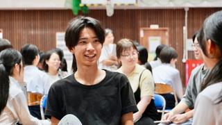 中学生と地域の大人が本音で語り合う「しゃべり場2026 in 櫛原中」で経済学部生が対話を通じたアイデアづくりをサポート
