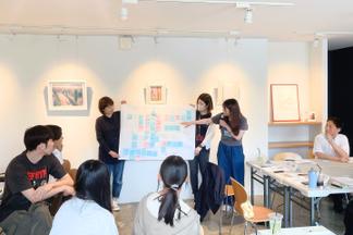ワークショップで発表する学生