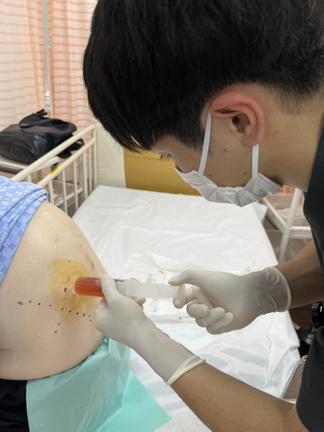 胸腔穿刺をする様子