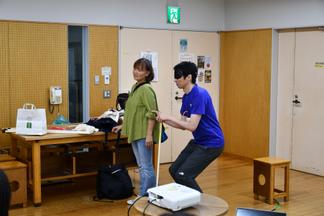 白杖をお持ちの方へのお手伝いを指導する長谷部さん