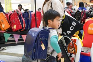 会場に並ぶ色とりどりのランドセル　気に入った色のランドセルが見つかりました