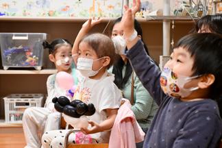 クイズを楽しむ子どもたち