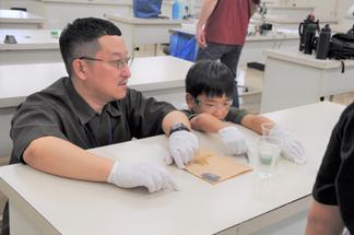 シュワシュワと泡が出る様子を観察する親子