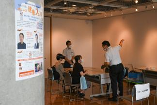 VR機器による病気の症状の疑似体験（ゴーグルをつけてパーキンソン病、レビー小体型認知症の症状を体験）