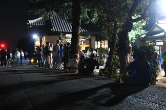 夜の境内に集まる地域のみなさん