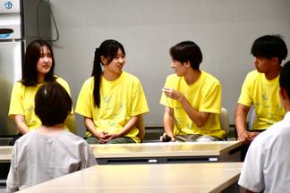 座談会形式で行われた学生相談会