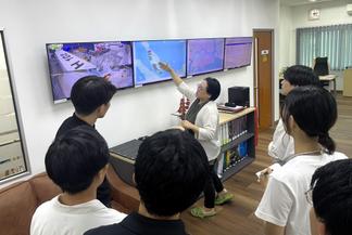 社内見学の様子(管理システム)