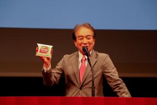 学生が商品開発に関わったお菓子を紹介する内村学長