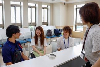 日本語での自己紹介を大学生と一緒に練習