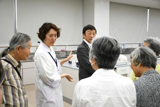生化学実習室を紹介する棚町千代子教授