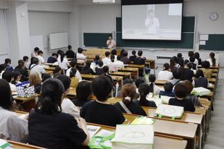 ガイダンスにて学科説明をする西 昭徳学科長